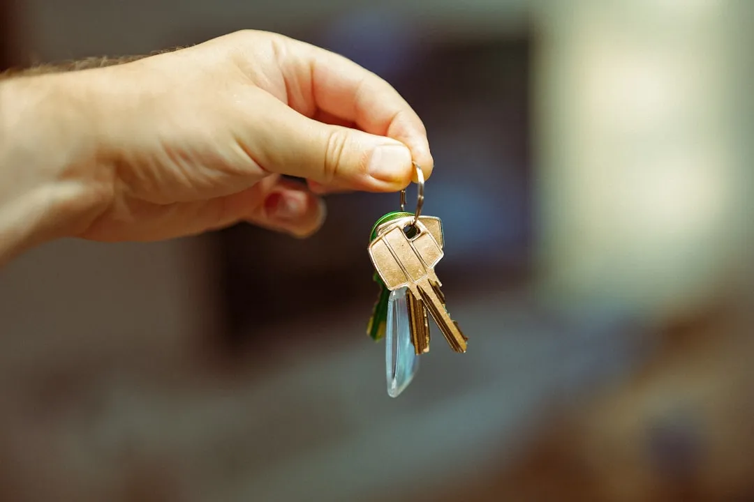 高铝砖与粘土砖在玻璃窑炉中的抗侵蚀性能对比分析